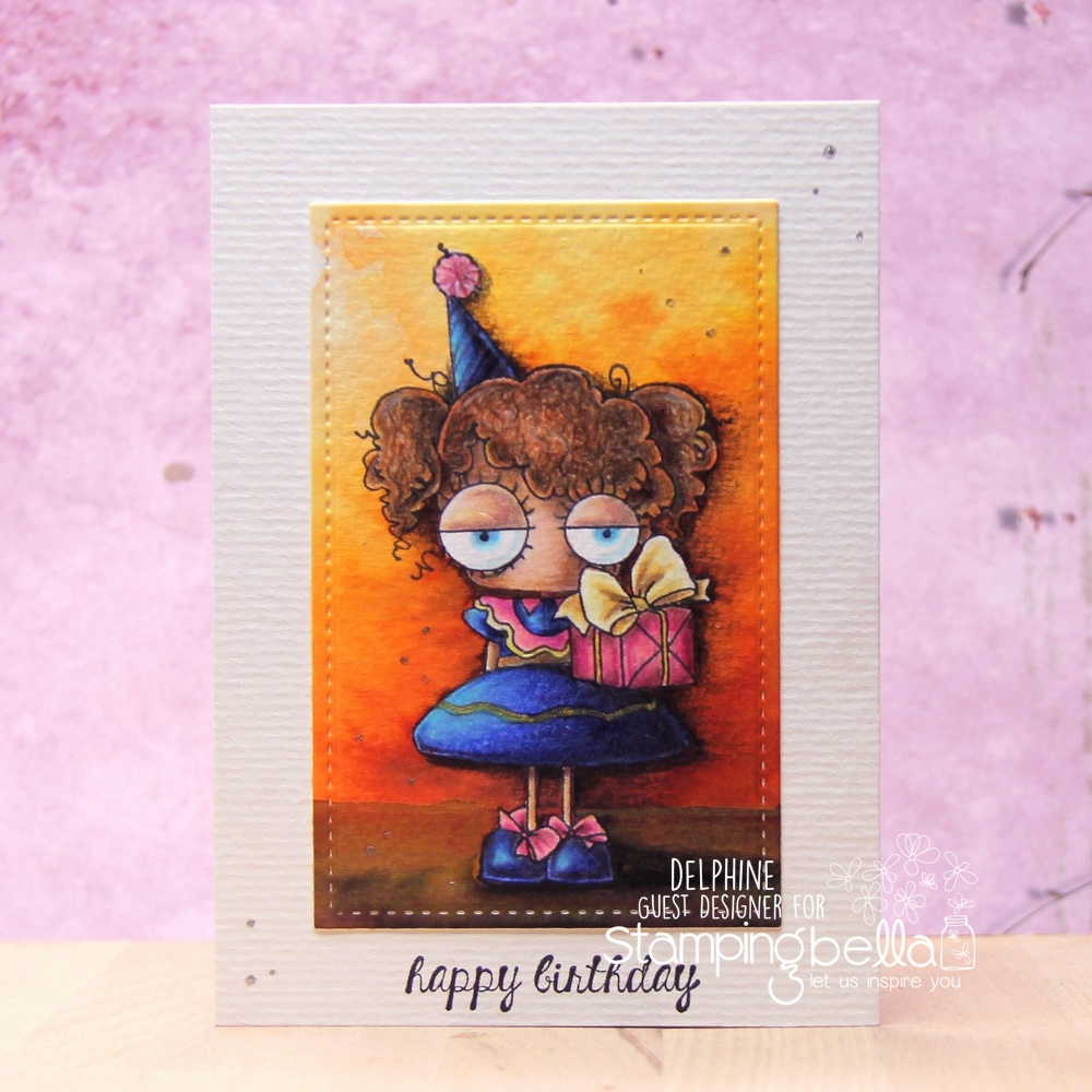 🇫🇷 Elle est pas géniale, cette Mini Oddball has a present?? Encore un tampon @stampingbella que j'adore - feutres aquarellables pour le fond et crayons Polychromos pour le personnage️ ☺️
🇬🇧 Mini Oddball has a present - isn't this set awesome?!? Another fabulous one by @stampingbella - coloured in watercolour markers for the background and Polychromos for the character ☺️ #stampandcolour #stampandcolourfrance #colouring #cardmaking #carterie #stampingbella #stampingbellastamps #cardmakersofinstagram #carteriecreative #coloringisfun #cleanandsimple #miseencouleur #stampaddict #scrapbooking #coloriage #coloring #stampingbellastamps #handmadecards #teamoddball #birthday #anniversaire #mixedmedia #watercolour #polychromos